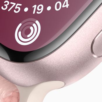 Apple Watch Series 9, 45 мм, корпус из алюминия розового цвета, нейлоновый ремешок нежно-розового цвета